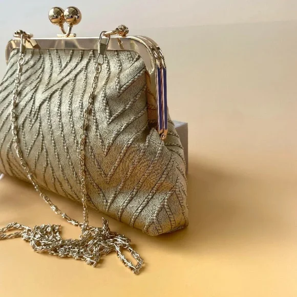 #1469**The Lux Bag: Vintage Elegant Cream and Gold Women's Handbag - Picture 15 of 17